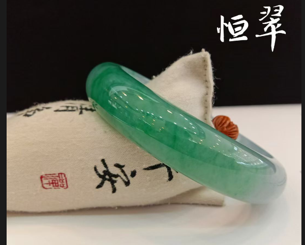 东方美人，翡翠手镯的点缀 让你即刻焕发耀眼的光彩 展现恒久魅力-恒翠珠宝有限公司